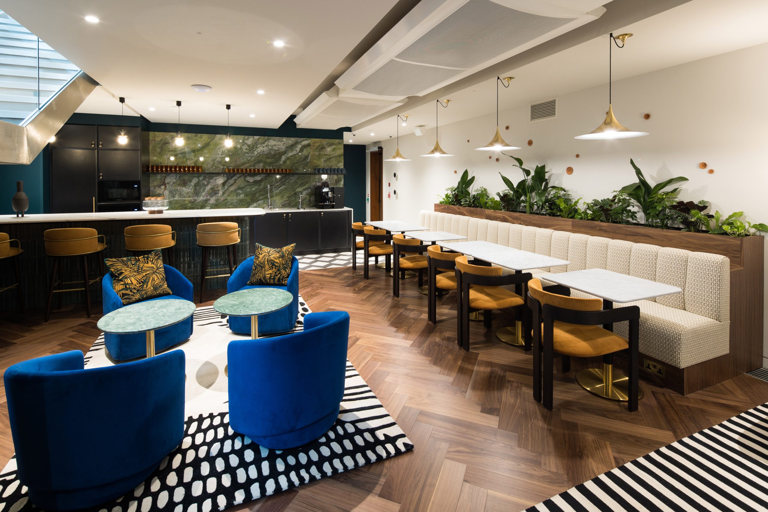 This image has an empty alt attribute; its file name is Flex-by-Grosvenor-50-Grosvenor-Hill-Mayfair-Serviced-Offices-Lounge-2-1024x683.jpg